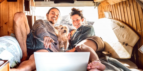 Hund im Wohnmobil sichern: Recht, Technik und Praxis